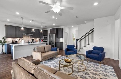 Haslet House | Inviting Haslet House: Family Retreat with Jacuzzi & Kitchen