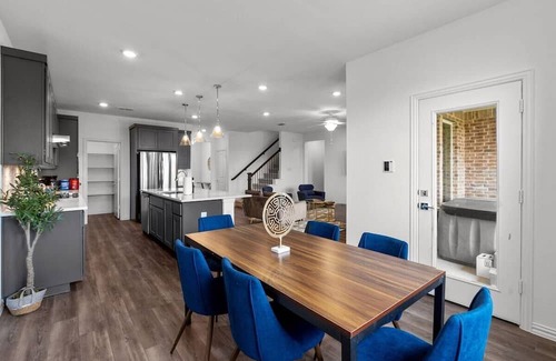 Haslet House | Inviting Haslet House: Family Retreat with Jacuzzi & Kitchen