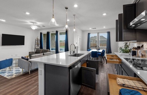 Haslet House | Inviting Haslet House: Family Retreat with Jacuzzi & Kitchen