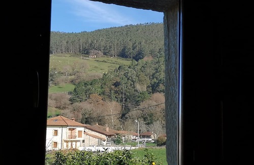 Lloreda Apartment | Rustic, spacious apartment in the Valles Pasiegos, with sheep and hens