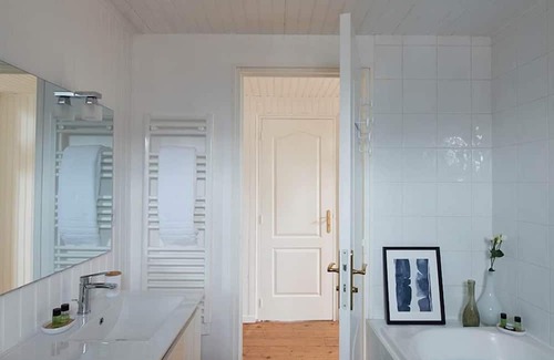 Eu Apartment | Discover LE 64: Cozy Family Room with Kitchen Amenities