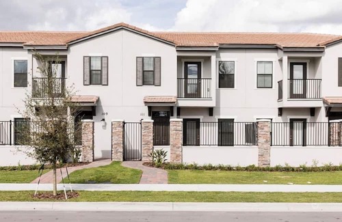 Haines City Condo | Modern 3 Bed Town Home at Balmoral Resort-3SLTTH1