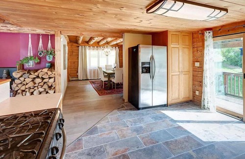De Lancey Ski Chalet | Cozy 4-Bedroom Chalet in the Catskills for Family Fun