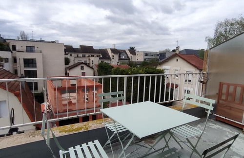 Antony Apartment | Serene Apartment Near Paris: Child-Friendly with Kitchen