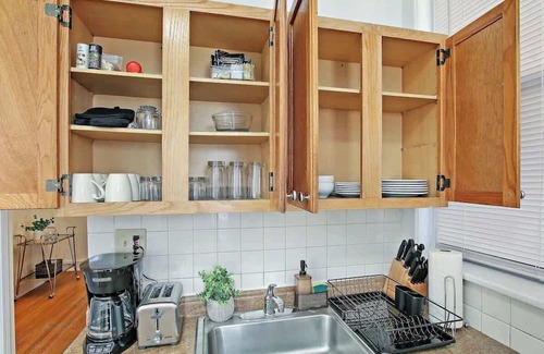 East Albany Park Apartment | Inviting Two-Bedroom Apartment with Family-Friendly Amenities
