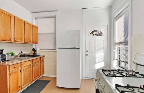 East Albany Park Apartment | Inviting Two-Bedroom Apartment with Family-Friendly Amenities