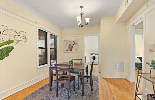 East Albany Park Apartment | Inviting Two-Bedroom Apartment with Family-Friendly Amenities