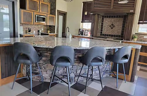 Hinton Villa | Gateway for Jasper Vacations in a big Luxury Mansion at Hinton