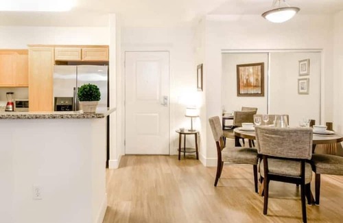 Westwood Apartment | Penthouse Fountain View 2 Bed 2 Bath Apartment G19