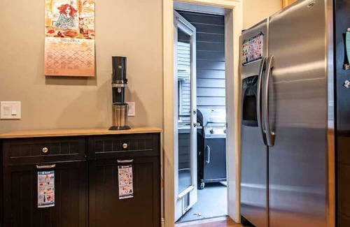 Minor House | Spacious 3 Bedroom Townhouse with Private Backyard Retreat