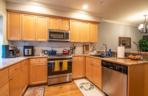 Minor House | Spacious 3 Bedroom Townhouse with Private Backyard Retreat