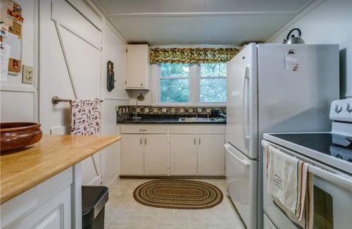 Pulteney Cottage | Charming 3 bedroom, 1.5 bathroom cottage;WiFi, AC, steps to the water, dock slip