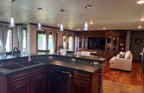 Pierre House | Gorgeous 6-bedroom, 5 bath house with magnificent view of the river in Ft Pierre
