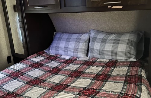 Mountain View RV Rental | 2 Bedroom Camper in the Folk Music Capital-Pet Friendly-Close to Golf Course