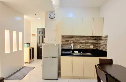 Ermita Night District Apartment | Luxury 1-bedroom apartment with Manila Bayviews with AC, Pool, Balcony, Netflix