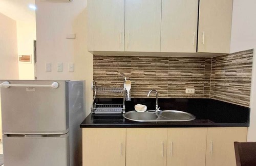 Ermita Night District Apartment | Luxury 1-bedroom apartment with Manila Bayviews with AC, Pool, Balcony, Netflix