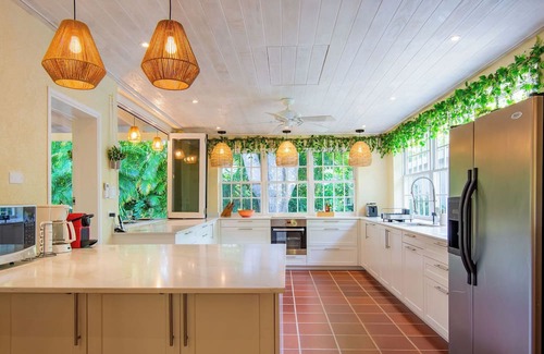Halcyon Heights Villa | Spacious 3 bedroom villa in Holetown private pool, AC and WiFi, communal pool