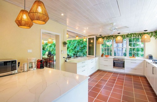 Halcyon Heights Villa | Spacious 3 bedroom villa in Holetown private pool, AC and WiFi, communal pool