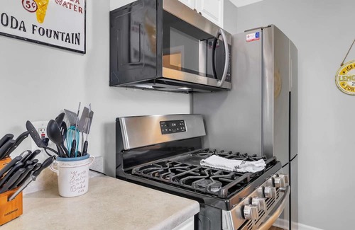 Pontiac House | NEW! Beautiful retreat Home Near Auburn Hills/Waterford