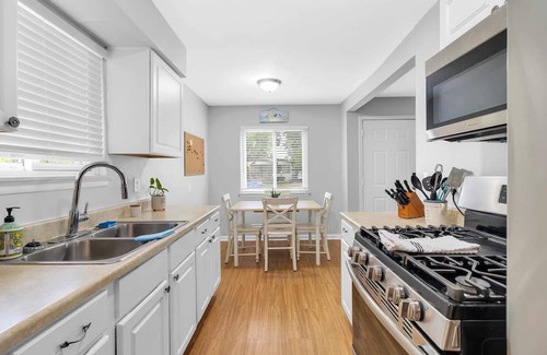 Pontiac House | NEW! Beautiful retreat Home Near Auburn Hills/Waterford