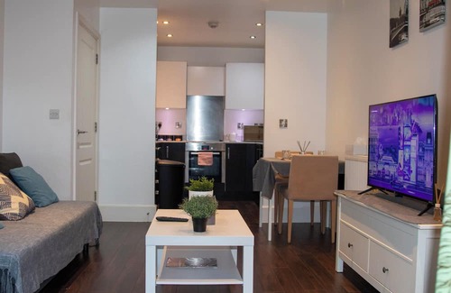 Bromley South Apartment | Stylish 1-Bed Near Canary Wharf with Patio