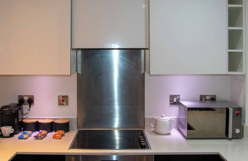 Bromley South Apartment | Stylish 1-Bed Near Canary Wharf with Patio