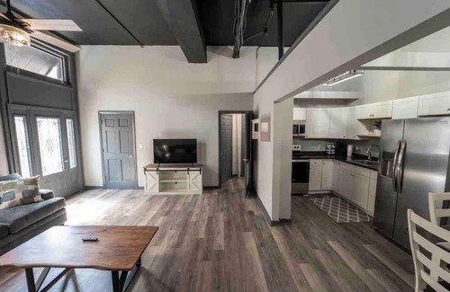 Bristol Apartment | Downtown 1st Level Loft