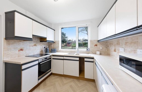 Canterbury House | The Cobham Canterbury Retreat | Hot Tub | Parking