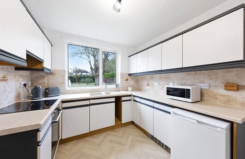 Canterbury House | The Cobham Canterbury Retreat | Hot Tub | Parking