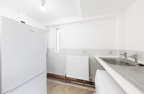 Canterbury House | The Cobham Canterbury Retreat | Hot Tub | Parking