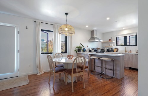 Los Feliz Apartment | Stylish Retreat in Los Feliz: Designer Finishes, Trendy Area