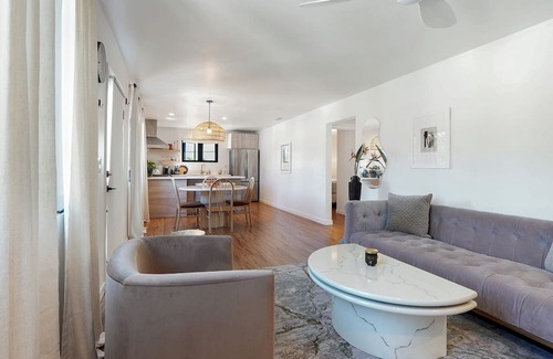 Los Feliz Apartment | Stylish Retreat in Los Feliz: Designer Finishes, Trendy Area