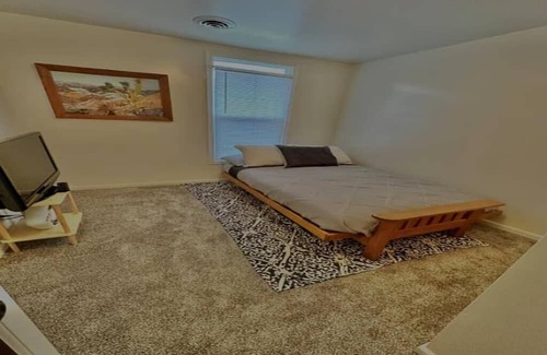 Lansing House | Cozy Clean Convenient Casita