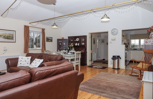 Newton Abbot Cottage | HAYTOR VALE LODGE, pet friendly, with a garden in Haytor Vale