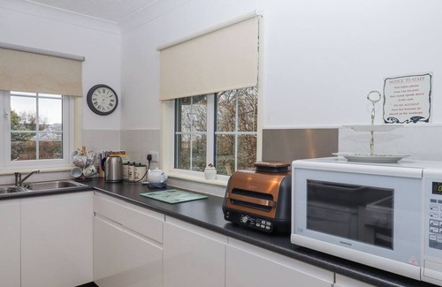 Newton Abbot Cottage | HAYTOR VALE LODGE, pet friendly, with a garden in Haytor Vale