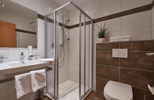 Rauris Cottage | Multi-bed room, "Sonne" 3 persons, bath, WC, - Frühstückshotel Birkenhof