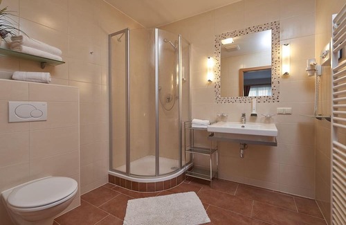 Rauris Cottage | Multi-bed room, "Sonne" 3 persons, bath, WC, - Frühstückshotel Birkenhof