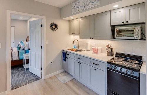 Lincoln Apartment | Riverside Condo with Amenities