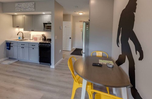 Lincoln Apartment | Riverside Condo with Amenities