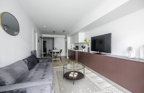 Wellington Place House | Amazing 2BR Suite - Heart of Toronto - Free Parking