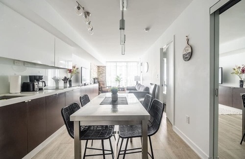 Wellington Place House | Amazing 2BR Suite - Heart of Toronto - Free Parking