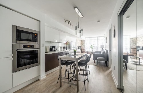 Wellington Place House | Amazing 2BR Suite - Heart of Toronto - Free Parking
