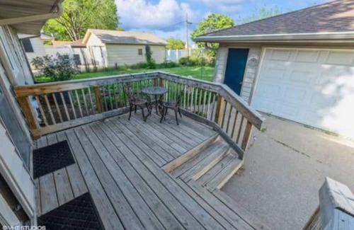 Urbandale House | Fully-Renovated 3 BR near DSM! Work travel & Family Friendly.