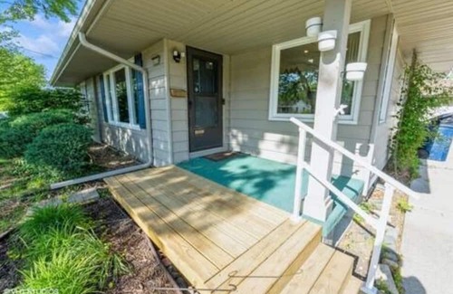 Urbandale House | Fully-Renovated 3 BR near DSM! Work travel & Family Friendly.