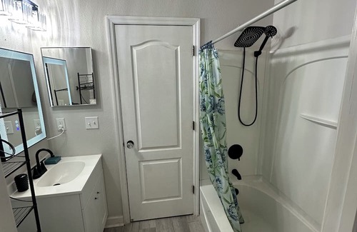 Westside House | Cozy room in brilliant Jacksonville with WiFi, AC