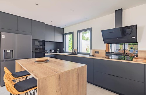 Le Grand-Village-Plage House | New air-conditioned archecte villa, heated pool near beach and shops
