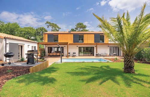 Le Grand-Village-Plage House | New air-conditioned archecte villa, heated pool near beach and shops