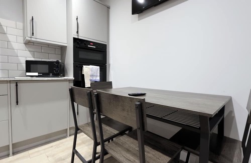 Crynant Apartment | 2 Bed Aprt, 2 En-Suites, Kitchen, Parking