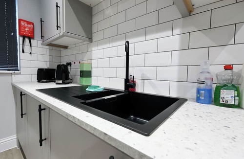 Crynant Apartment | 2 Bed Aprt, 2 En-Suites, Kitchen, Parking