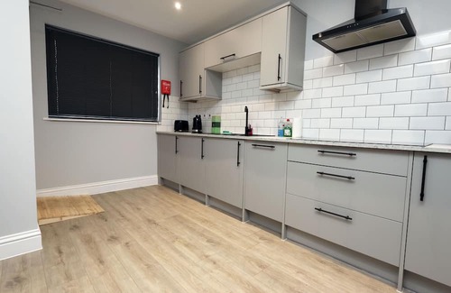 Crynant Apartment | 2 Bed Aprt, 2 En-Suites, Kitchen, Parking